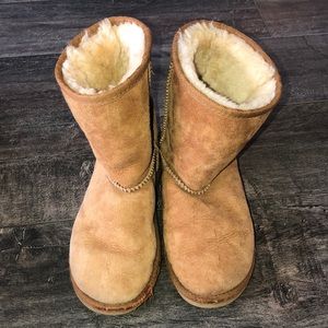 Kids chestnut short UGG boots